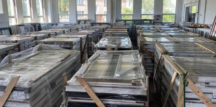 Sklad plný plastových oken a dveří